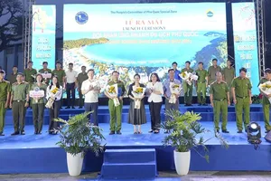 Lãnh đạo đặc khu Phú Quốc trao quyết định thành lập và ra mắt Đội Phản ứng nhanh du lịch đặc khu Phú Quốc
