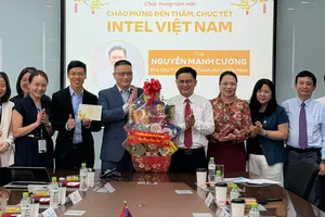 Phó Chủ tịch UBND TPHCM Nguyễn Mạnh Cường trao quà tết đến Công ty TNHH Intel Products Việt Nam