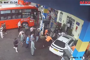 Lâm Đồng: Thanh niên lái ô tô tông hàng loạt người 