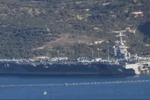 Tàu sân bay USS Gerald R. Ford cập cảng vịnh Souda trên đảo Crete, Hy Lạp vào ngày 24-2. Ảnh: Anadolu Agency