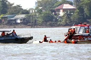 Sự cố lật thuyền đua trên sông Đồng Nai