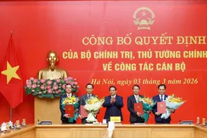 Thủ tướng Phạm Minh Chính chủ trì lễ công bố quyết định của Bộ Chính trị, Thủ tướng Chính phủ về công tác cán bộ với 5 đồng chí lãnh đạo các bộ, Văn phòng Chính phủ và Phó Bí thư Đảng ủy Chính phủ, chiều 3-3. Ảnh: VIẾT CHUNG