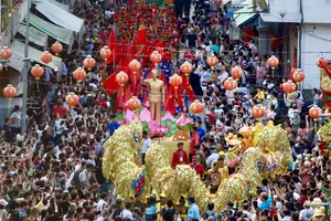 Đoàn diễu hành nghệ thuật tại lễ hội. Ảnh: DŨNG PHƯƠNG