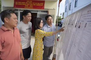 Cử tri đặc khu Thổ Châu xem danh sách niêm yết tại nơi bỏ phiếu