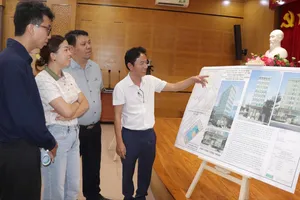 Người dân tìm hiểu quy hoạch dự án khách sạn Harmony. Ảnh: QUANG VŨ