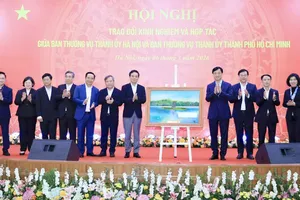Ban Thường vụ Thành ủy TPHCM tặng quà lưu niệm Ban Thường vụ Thành ủy Hà Nội (ẢNH: QUANG THÁI)