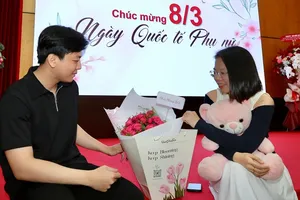 Tặng quà ngày lễ: Niềm vui hay áp lực?