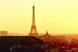 Toàn cảnh tháp Eiffel và bầu trời Paris rực sắc cam dưới lớp bụi mịn từ sa mạc Sahara (ẢNH: LEBONBON.FR)