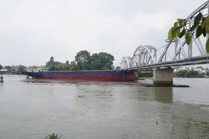 Sà lan tông cầu Ghềnh ở Đồng Nai: Đường sắt Bắc - Nam ách tắc