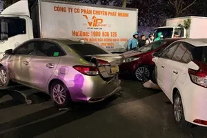 Hà Nội: Ô tô gây tai nạn liên hoàn, nhiều người bị thương