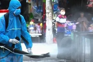Lực lượng chức năng phun hóa chất khử khuẩn, bảo đảm môi trường sạch sẽ