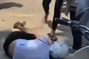 Nam sinh bị đánh hội đồng (Ảnh cắt từ clip)