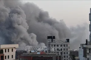 Khói lửa bốc lên trong một vụ nổ sau đợt không kích nhằm vào Tehran, Iran ngày 6-3. Ảnh: THX/TTXVN