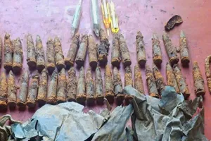 Hàng chục viên đạn cùng các di vật 