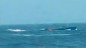 Cứu 9 thuyền viên trên tàu chở cát bị chìm