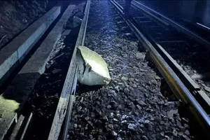 Đá lớn liên tục lăn xuống tuyến đường sắt qua đèo Hải Vân