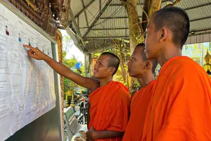 Các sư ở chùa Peam Buôl Thmây (phường Phú Lợi, TP Cần Thơ) tìm hiểu thông tin về các ứng cử viên