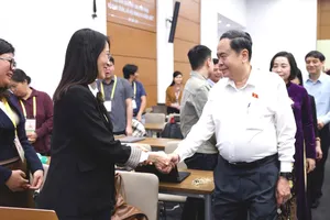 Đồng chí Trần Thanh Mẫn, Chủ tịch Quốc hội, Chủ tịch Hội đồng Bầu cử quốc gia thăm Trung tâm báo chí bầu cử đại biểu Quốc hội khóa XVI và đại biểu HĐND các cấp nhiệm kỳ 2026 - 2031, trưa 15-3. Ảnh: VIẾT CHUNG