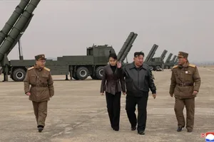 Lãnh đạo Triều Tiên thị sát diễn tập bắn pháo tầm xa