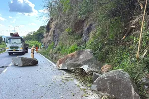 Phá dỡ tảng đá khổng lồ nằm cheo leo trên đèo Bảo Lộc