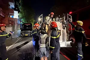 Kịp thời cứu 5 người kẹt trong đám cháy lúc nửa đêm