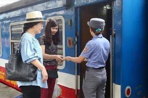 Hành khách chuẩn bị lên tàu tại ga Hà Nội