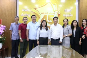 Đoàn công tác Ban Tuyên giáo và Dân vận Thành ủy TPHCM đến thăm và chúc mừng Nhà xuất bản Trẻ