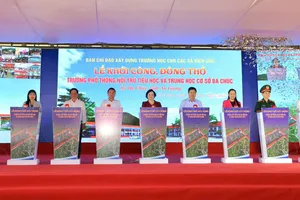 Phó Thủ tướng Phạm Thị Thanh Trà cùng các đại biểu thực hiện nghi thức khởi công, động thổ Trường Phổ thông nội trú Tiểu học và Trung học cơ sở Ba Chúc, xã Ba Chúc, tỉnh An Giang. Ảnh: NAM KHÔI