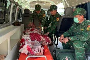 Bộ đội Biên phòng đưa sản phụ người Lào đi cấp cứu kịp thời