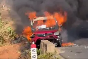 Chiếc xe ô tô bất ngờ bốc cháy dữ dội