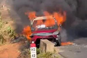 Chiếc xe ô tô bất ngờ bốc cháy dữ dội