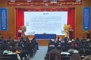 Bà Nguyễn Thị Thu Hà, công chức Thuế TPHCM, trình bày các điểm cần lưu ý khi quyết toán thuế TNCN năm 2025. Ảnh: M.HOA