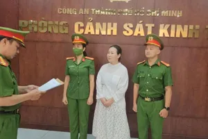 Công an thi hành lệnh bắt tạm giam bà Nguyễn Ngọc Tiền. Ảnh: CA