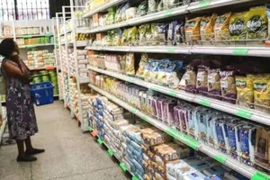 Người dân Kenya đắn đo khi mua sắm do giá cả tăng. Ảnh: HANDOUT