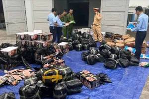 Lực lượng chức năng kiểm kê số thực phẩm vi phạm. Ảnh: DMS