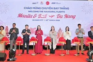 Nghi thức khai trương đường bay mới. Ảnh: XUÂN QUỲNH