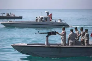 Quân đội Iran tuần tra trên eo biển Hormuz. Ảnh: XINHUA 