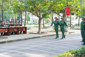 Đoàn kiểm tra nội dung huấn luyện điều lệnh