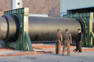 Lãnh đạo Triều Tiên giám sát thử động cơ tên lửa nhiên liệu rắn lực đẩy cao