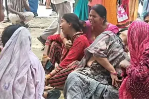 Gia đình các nạn nhân thiệt mạng đau buồn. Ảnh: Times of India