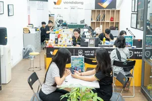 Khách hàng mua sắm tại Viện Di Động