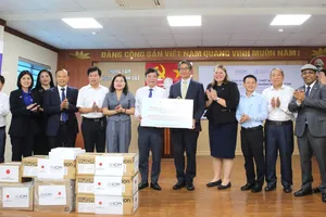 Phó Chủ tịch UBND tỉnh Hà Tĩnh Nguyễn Thị Nguyệt và các đại biểu chứng kiến lãnh đạo Sở Y tế tiếp nhận trang thiết bị từ đoàn công tác