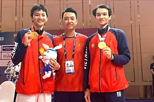 HLV Lê Huỳnh Châu (giữa) cùng 2 học trò Phạm Đăng Quang (trái) và Lý Hồng Phúc tại SEA Games 32 (ẢNH: MINH CHIẾN)