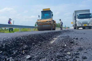 Nhà thầu thi công khắc phục các điểm bị lún trên tuyến cao tốc Cần Thơ - Cà Mau (ẢNH: TUẤN QUANG)