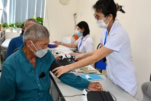 Người cao tuổi trên địa bàn phường Tam Thắng được khám bệnh miễn phí