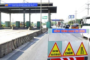 Cơ quan chức năng bắt đầu tiến hành tháo dỡ trạm thu phí bỏ hoang trên quốc lộ 51