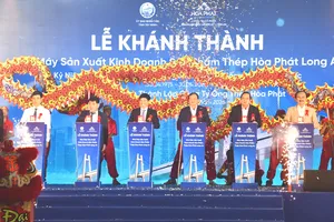 Các đại biểu thực hiện nghi thức khánh thành nhà máy