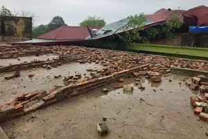 Dông lốc và mưa đá gây thiệt hại tại trường học ở phường Hàm Rồng