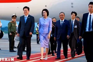 Tổng thống Hàn Quốc Lee Jae Myung cùng Phu nhân đến Hà Nội chiều 21-4. Ảnh: TTXVN