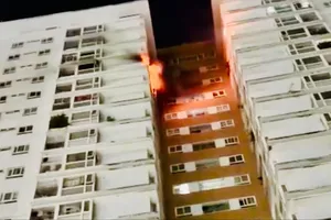 Cháy căn hộ tầng 16, nhiều người tháo chạy